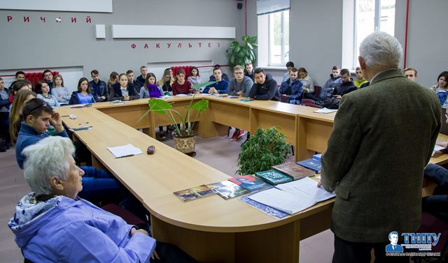 Конференц-зал заповнений студентами